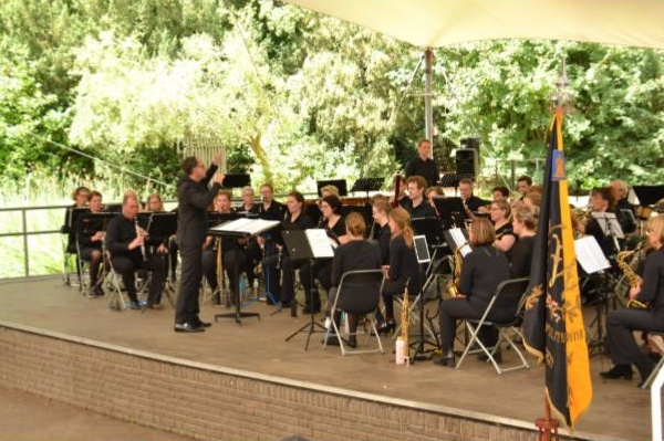 Harmonie Wilhelmina in concertopstelling tijdens uitwisselingsconcert 2022