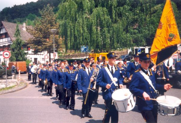 Harmonie Wilhelmina in uniform tijdens concertreis Duitsland 1999