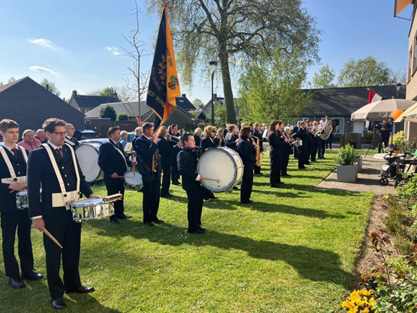 Harmonie Wilhelmina opgesteld op koningsdag 2022 in Den Dungen
